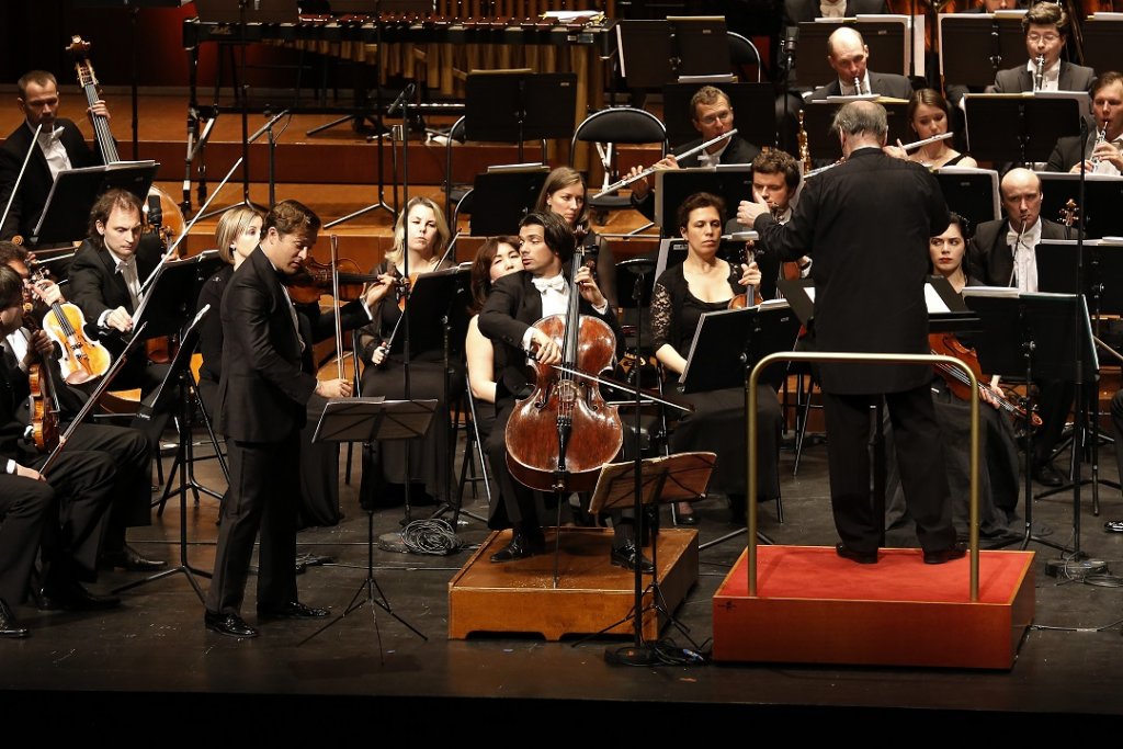 Pour le trio de Brahms, Renaud et Gautier Capuçon réunis aux côtés de Valery Gergiev et devant les musiciens du Mariinsky sur la scène du Grand Théâtre de Provence (Photo Caroline Doutre)