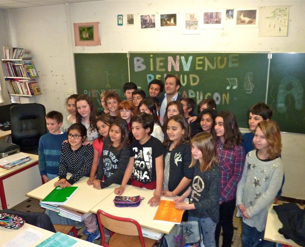 Les élèves de la classe de CM 2 de Jean-Rémi Barland, aux Floralies, réunis autour de Renaud Capuçon pour un moment qui restera gravé dans les mémoires (Photo Michel Egéa)
