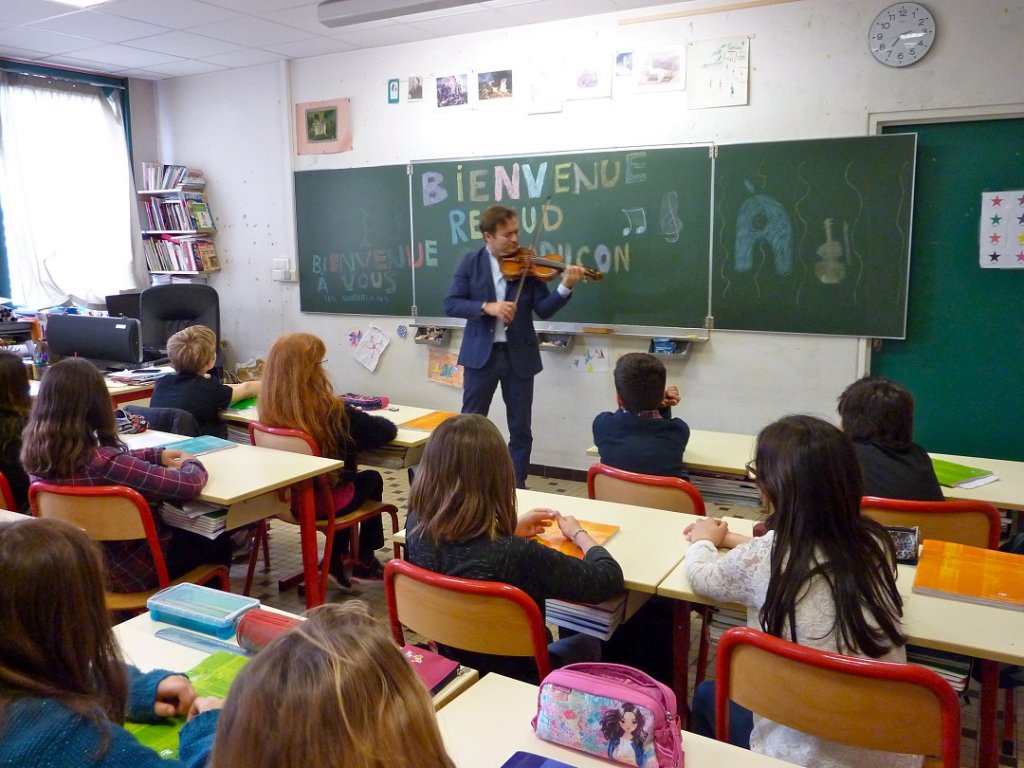 Dans la salle de classe, Renaud Capuçon improvise un mini récital pour des élèves subjugués (Photo Michel Egéa)