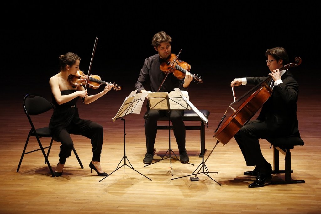 Alina Pogostkina au violon, Lawrence Power à l’alto, et Daniel Müller-Schott au violoncelle pendant l’interprétation des variations Goldberg (Photo Caroline Doutre)