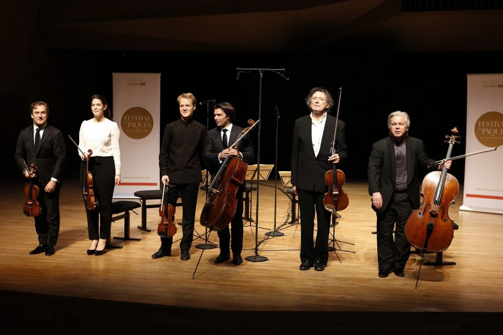 Les interprètes des deux sextuor de Brahms : de g. à dr. Renaud Capuçon, Marie Chilemme, Christoph Koncz, Gautier Capuçon, Gérard Caussé et Clemens Hagen (Photo Caroline Doutre)