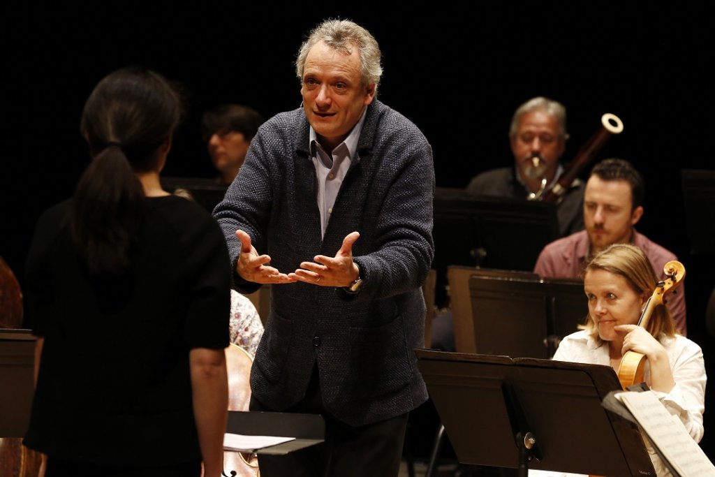 Louis Langrée très expressif pendant sa master-class au conservatoire Darius Milhaud. (Photo Caroline Doutre)