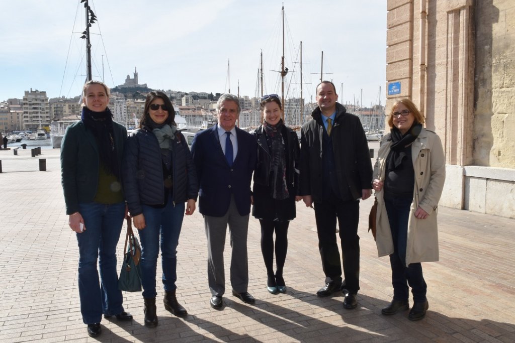 Jean Roatta entouré de la délégation de professeurs danois (Photo D.R.)