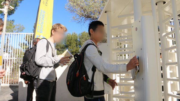Les collégiens possèdent dorénavant un badge qui débloque le portail (Photo D.R.)