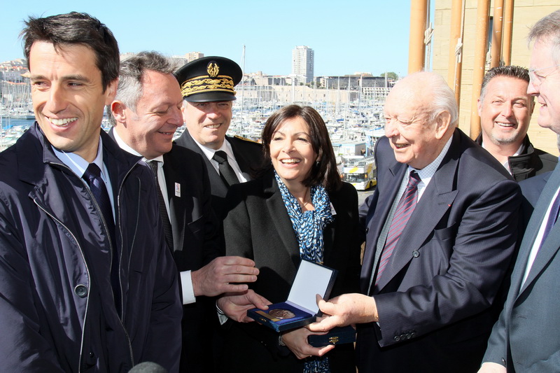 Le maire de Marseille, Jean-Claude Gaudin a remis la médaille de la Ville au maire de Paris Anne Hidalgo (Photo Robert Poulain)