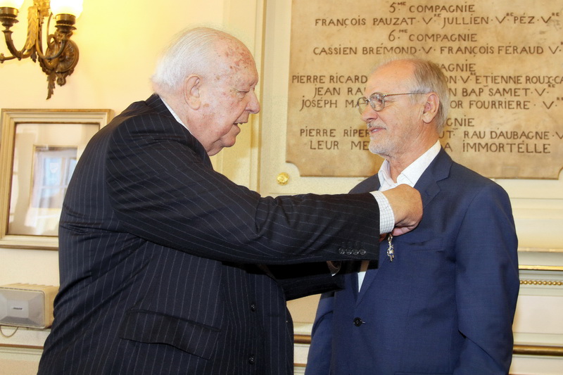 Jean Claude Gaudin remet à Josip Skoblar les insignes de chevalier dans l’Ordre National du Mérite  (Photo Robert Poulain) Jean Claude Gaudin remet à Josip Skoblar les insignes de chevalier dans l’Ordre National du Mérite  (Photo Robert Poulain)