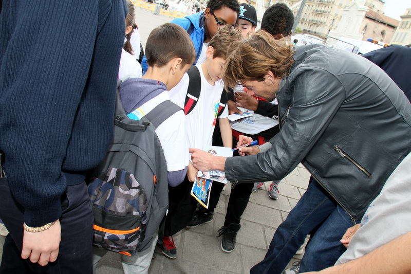Camille Lacourt est aux petits soins avec ses fans (Photo Robert Poulain))