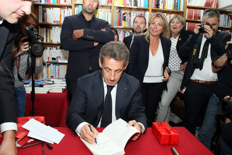 Nicolas Sarkozy dédicace son dernier livre 