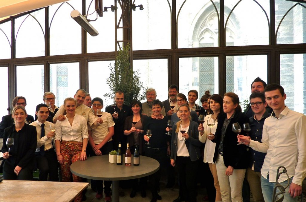 Accueillis par Guillem et Corinne Sevin (3e à partir de la g.) qui ont désormais en mains les rênes de la Maison Christian Etienne, les jurés ont élu les cuvées officielle du Festival d’Avignon (Photo M.E.)