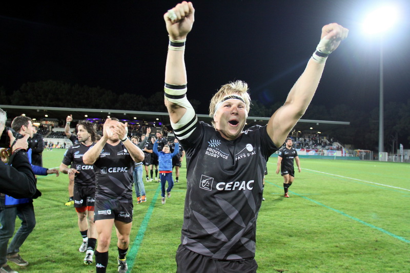 La joie de Tanguy Molcard  venant saluer le club des supporters « Les Fadolis » à l’issue de la rencontre (Photo Robert Poulain)