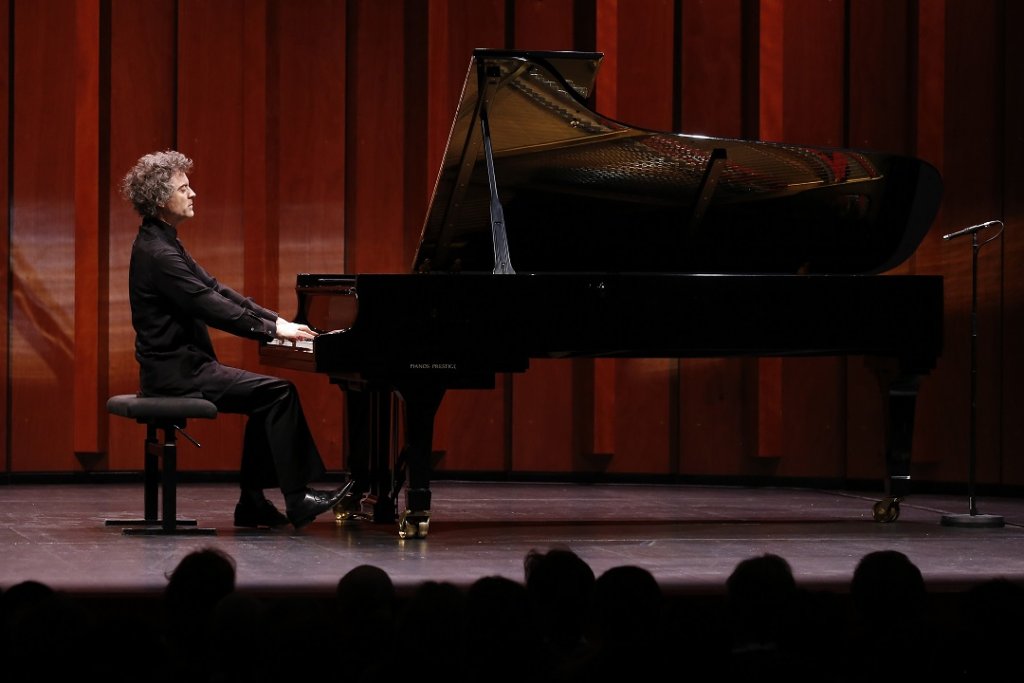 Paul Lewis, magistral au piano pour un récital qui compte au théâtre du Jeu de Paume (Photo Caroline Doutre)