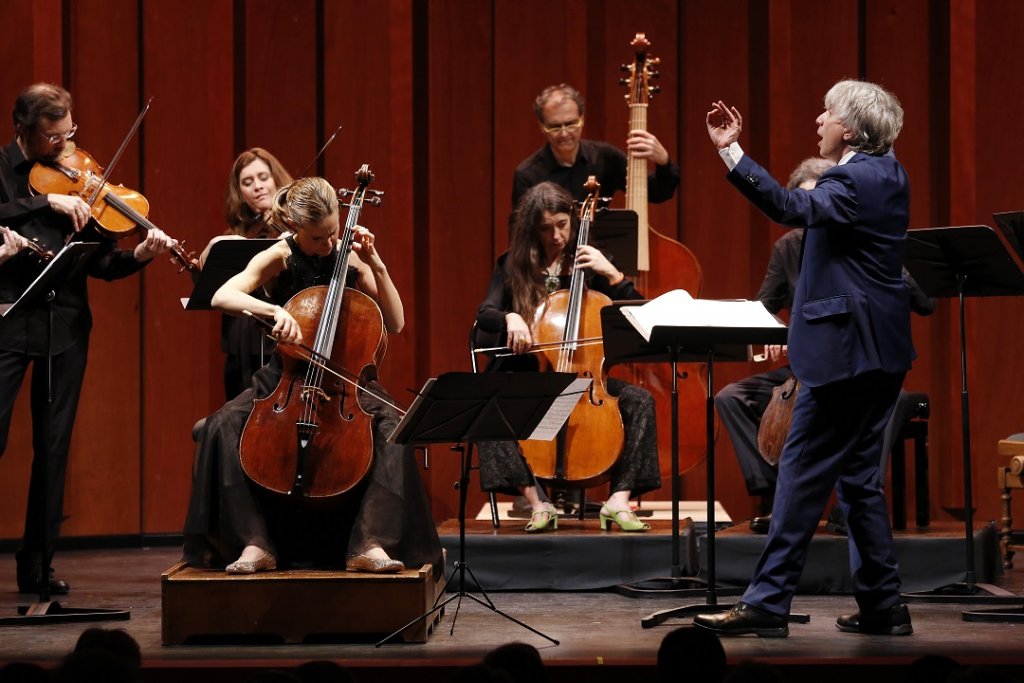 Devant les musiciens d’Il Giardino Armonico, Sol Gabetta, soliste et Giovanni Antonini, directeur musical inspiré pour un agréable moment baroque (Photo Caroline Doutre)
