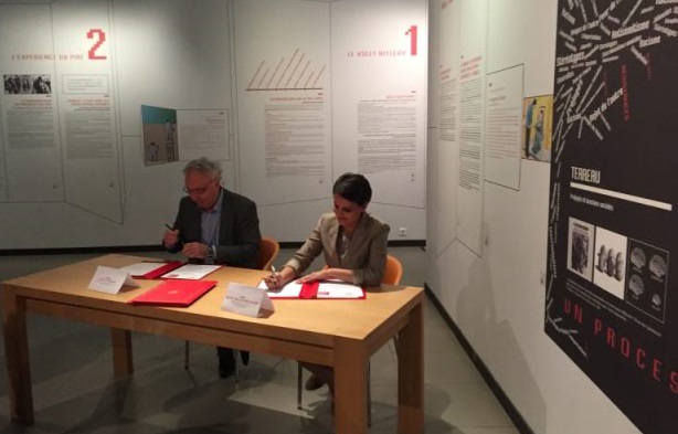 Najat Vallaud-Belkacem et Alain Chouraqui lors de la signature de deux conventions de partenariat avec la Fondation du Camp des Milles-Mémoire et Éducation dans le cadre de la Grande mobilisation de l’École pour les valeurs de la République (Photo C.d.M))