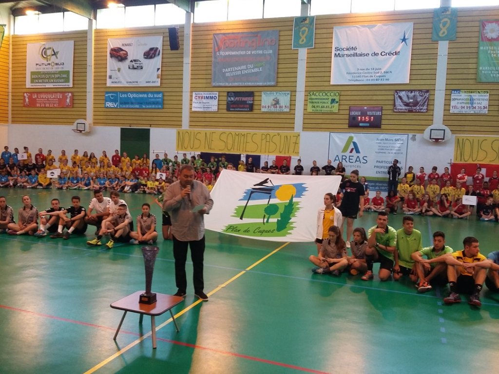 Lancement haut en couleur  de la MedCup au gymnase des Ambrosis. Jean Aidin manager du HBPC accueille  24 équipes venues également de suisse et d'Italie (Photo J.C.)