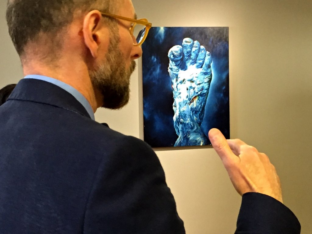 Glenn Brown présente l’une de ses œuvres spectaculaires 