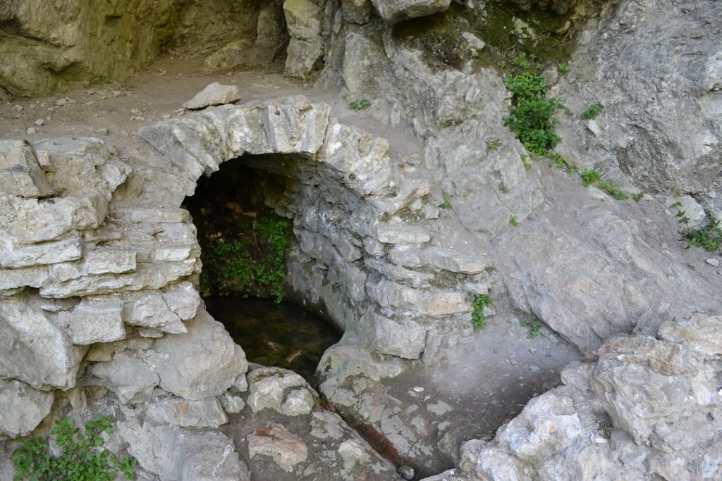 L’eau de la Fontaine de Voire sort d’une grotte (Photo PNC)
