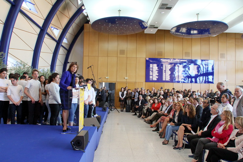 Un public venu en nombre a participé à la remise du Prix littéraire Charles Aznavour - Sur scène la chorale de l'école Hamaskaïne interprète deux titres de Charles Aznavour (Photo Robert Poulain)
