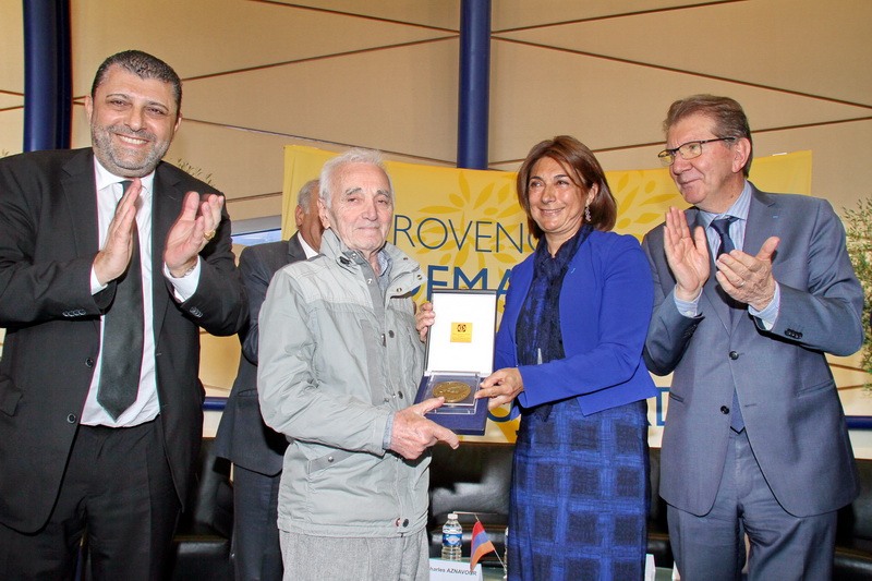 Charles Aznavour reçoit des mains de Martine Vassal la médaille du Conseil départemental  (Photo Robert Poulain)
