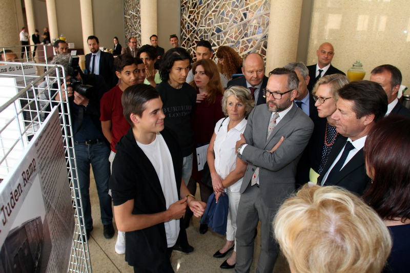 Les jeunes ont présenté leurs travaux réalisés sur Auschwitz à Christian Estrosi  et  Michael Roth (photo Robert Poulain) Les jeunes ont présenté leurs travaux réalisés sur Auschwitz à Christian Estrosi  et  Michael Roth (photo Robert Poulain)