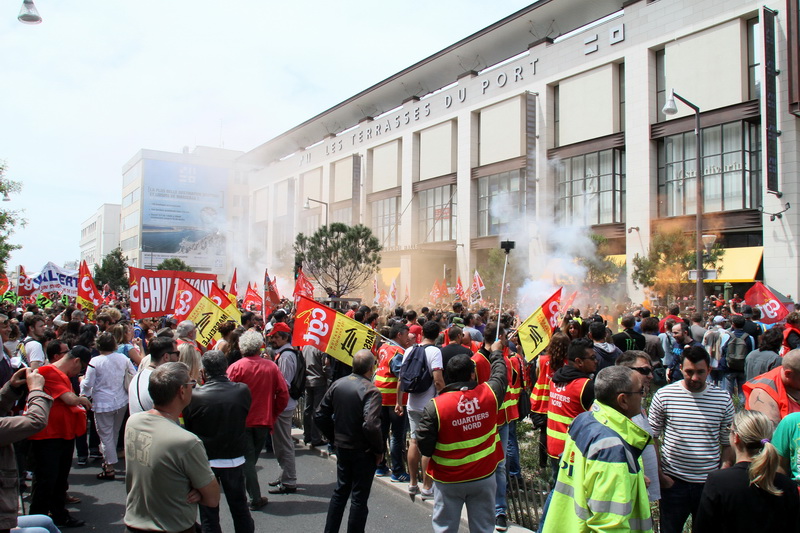 Les dockers CGT rejoints par les cheminots, les hospitaliers... ont bloqué l'accès aux Terrasses du Port à Marseille (Photo Robert Poulain)