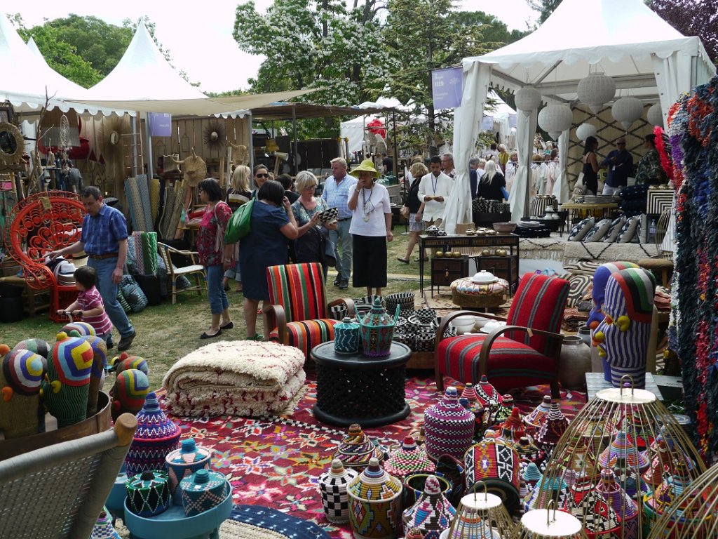 Le salon Côté Sud c’est aussi un bric-à-brac très coloré où l’on peut chiner avec délectation l’objet qui agrémentera votre jardin ou votre intérieur (Photo Michel EGEA)