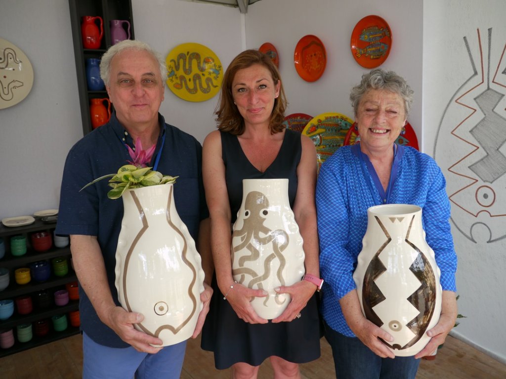 La famille Buffile a vécu une année très difficile avec l’incendie de son atelier aixois. Elle a surmonté le drame pour offrir aux visiteurs de nouvelles céramiques, notamment ces superbes vases aux décors de pieuvres et de poissons (Photo Michel EGEA)