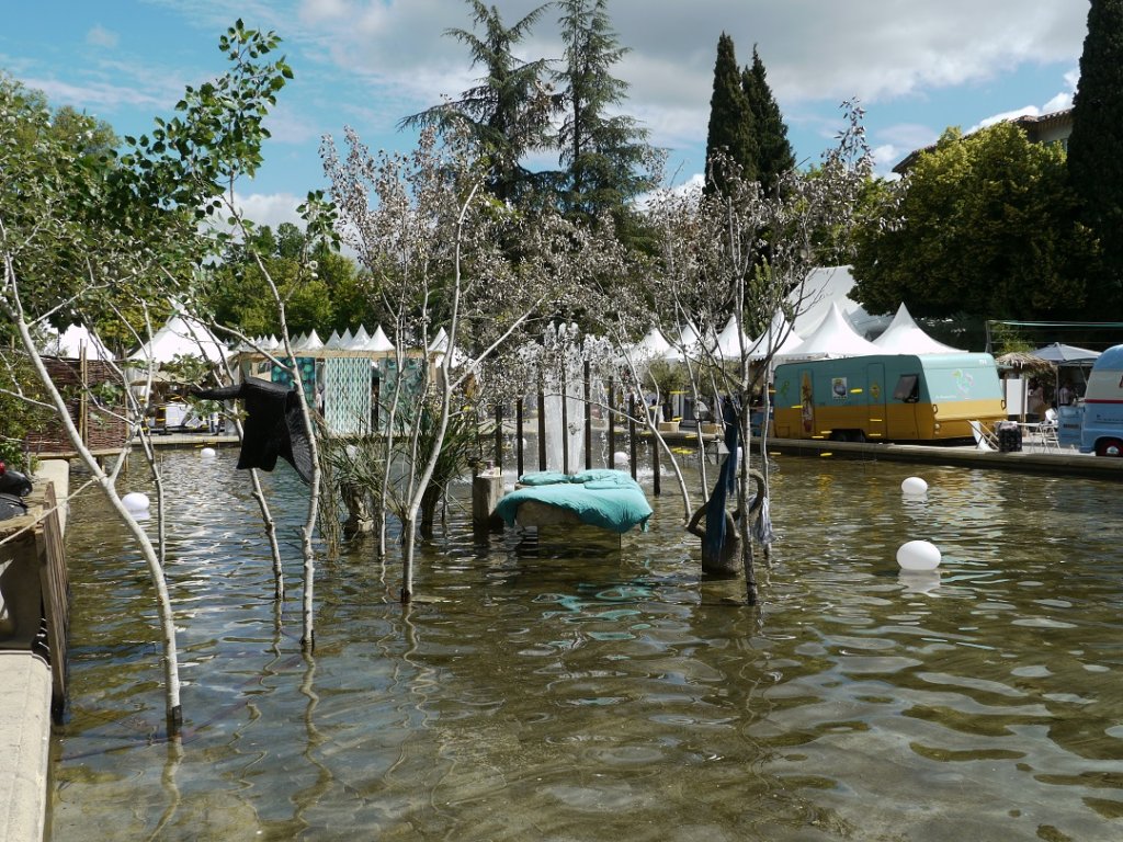 La décoration du Parc Jourdan est soignée, tous les ans, par les décorateurs… Et le grand bassin est devenu, cette année, une chambre à coucher très nature (Photo Michel EGEA)