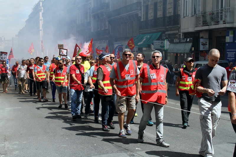 Cordon de sécurité organisé par les syndicats  (Photo Robert Poulain)