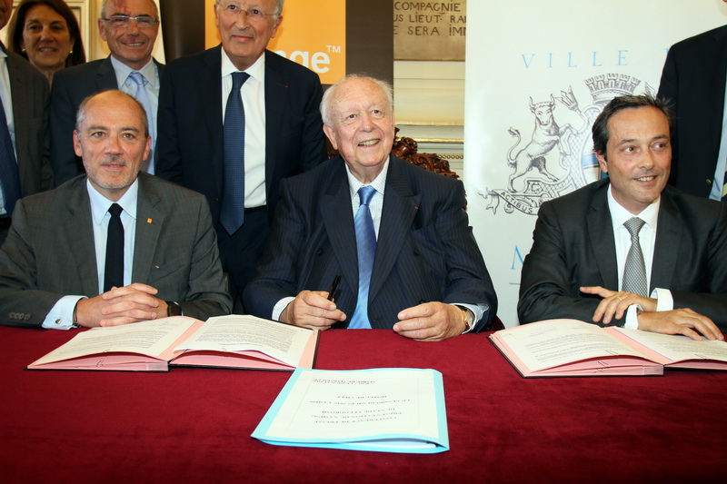 Jean-Claude Gaudin entouré de Stéphane Richard, Président d'Orange et, de Bruno Botella,  président d'Arema lors de la signature pour un Orange-Vélodrome (photo Robert Poulain) Jean-Claude Gaudin entouré de Stéphane Richard, Président d'Orange et, de Bruno Botella,  président d'Arema lors de la signature pour un Orange-Vélodrome (photo Robert Poulain)