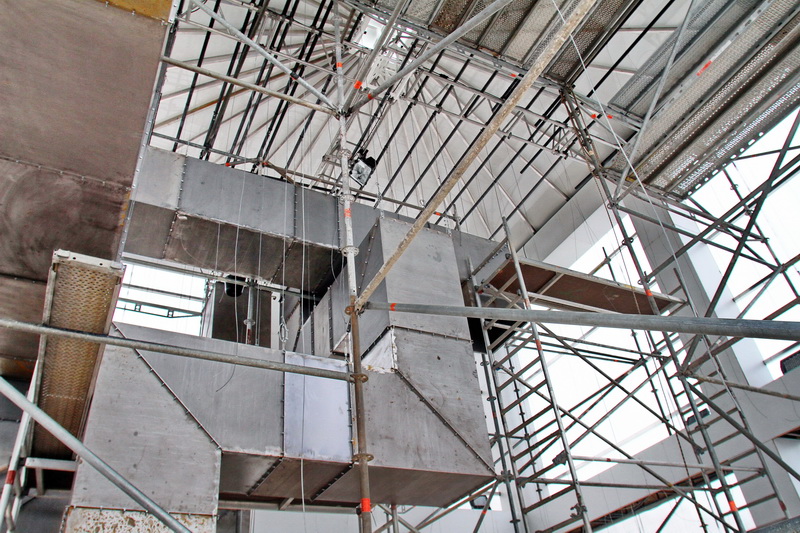 La structure en acier  du cube en construction (Photo Robert Poulain)