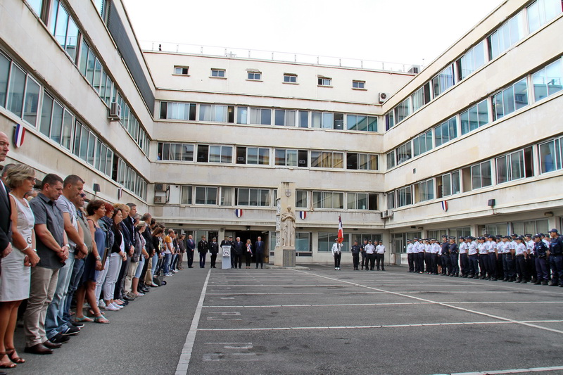Une minute de silence a été observée dans la cour de l'Hôtel de police de Marseille (Photo Robert Poulain)