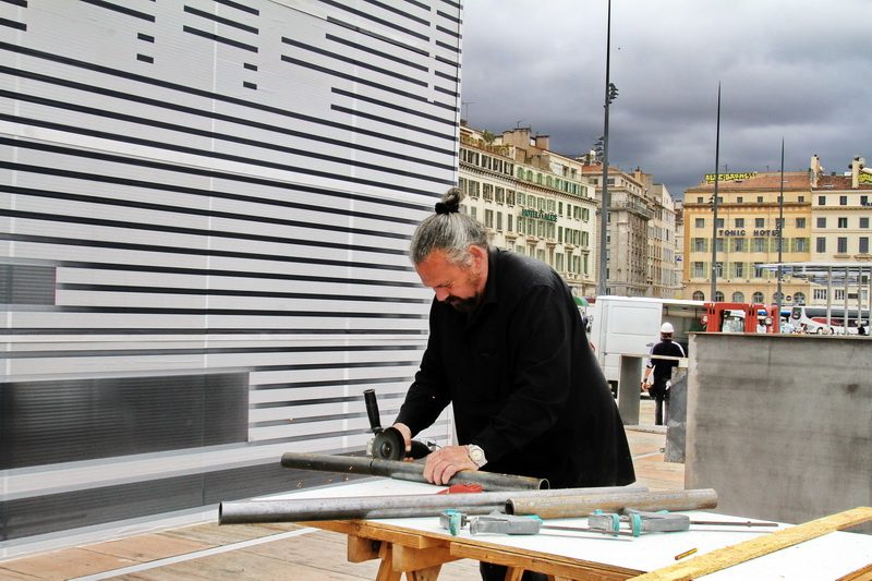 Philippe Malta à l'oeuvre quelques jours avant l'inauguration (Photo Robert Poulain)