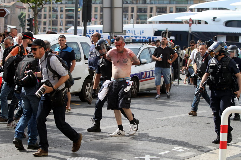 Arrestation d'un supporteur violent  (Photo Robert Poulain)