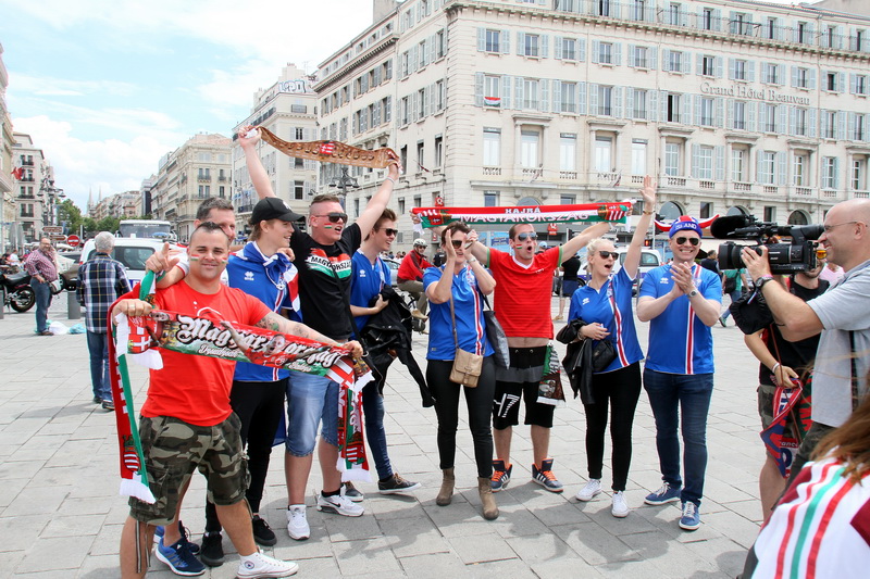 C'est ensemble que les supporteurs Islandais et Hongrois ont attendu l'heure du match  (Photo Robert Poulain)