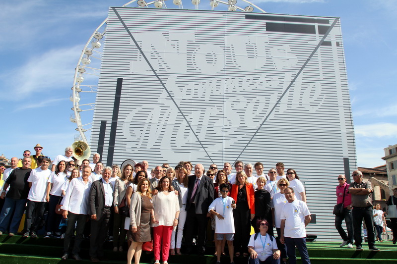 Inauguration du Cube M par un aréopage d'élus et des bénévoles reconnaissables à leur T-Shirt  