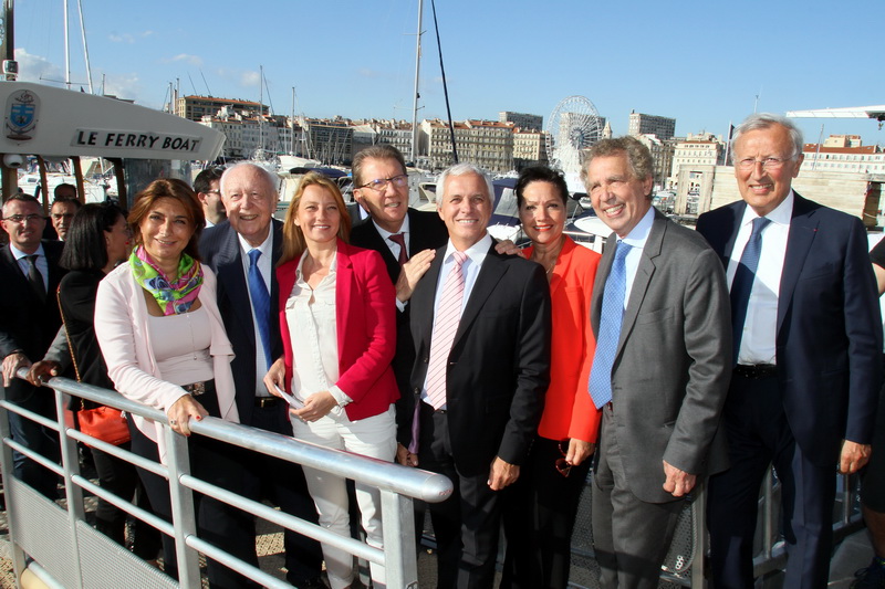 C'est par le ferry-boat que les élus ont quitté le quai du Port pour rejoindre le quai de Rive-Neuve (Photo Robert Poulain)