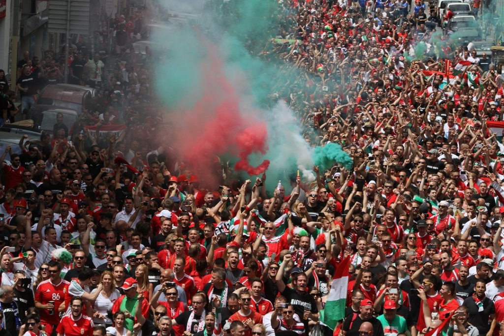 Plusieurs milliers de supporteurs hongrois ont parcouru la Ville (Photo Robert Poulain)