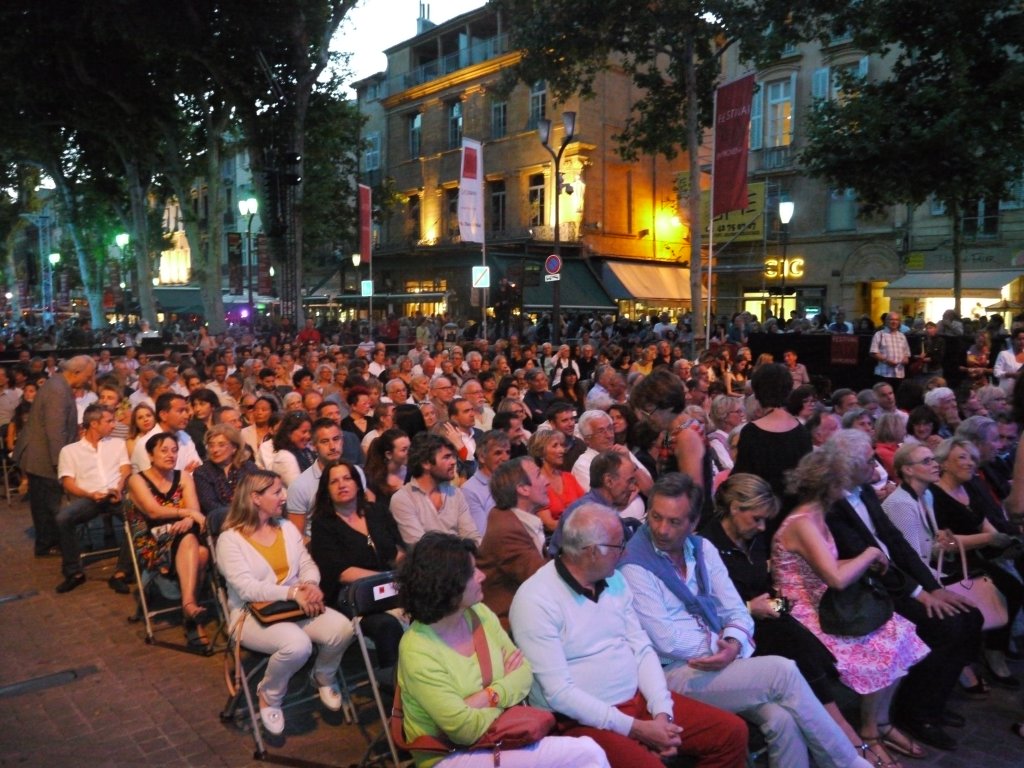 Cette année encore, le cours Mirabeau affichait complet pour ce concert de PARADE[S]. (Photo M.E.)