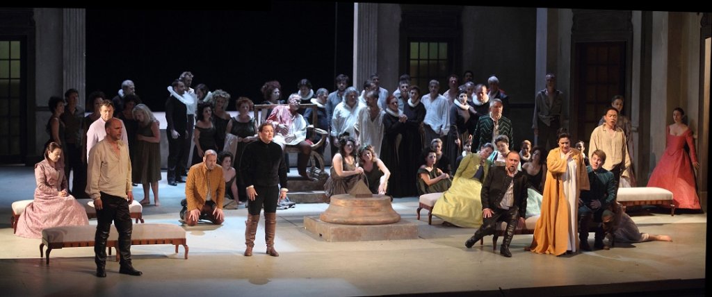 La scène finale du 1er acte. Sur le trône royal, la dépouille de Duncan, assassiné. Au premier rang Macbeth, la servante de Lady Macbeth, Banquo, Lady Macbeth, Macduff et Malcom : c’est l’un des tableaux saisissants composés par Frédéric Bélier-Garcia pour cette production de Macbeth (Photo Christian Dresse)