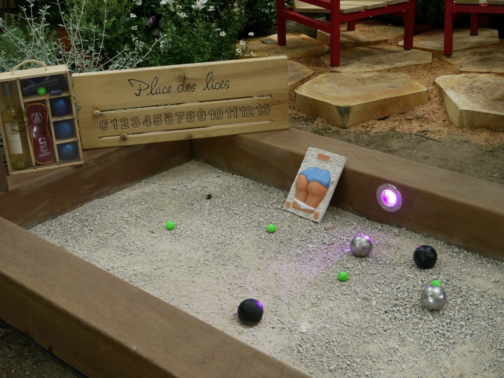 Pour les amoureux de la pétanque un mini boulodrome avec boules en mousse pour savoir qui embrassera les fesses de Fanny (Photo Michel EGEA)