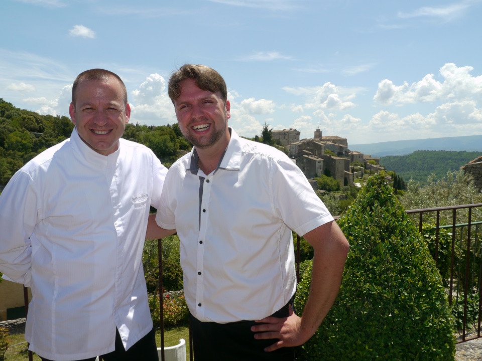 Marc de Passorio et Alexandre Deshaies sur la terrasse du restaurant « L’esprit des Romarins ». Derrière eux un petit aperçu de la vue magique sur Gordes (Photo M.E.)