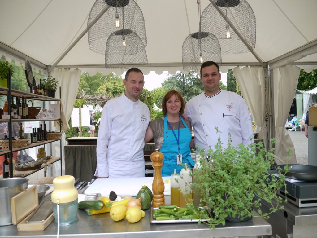 Premier chef invité par Anne Garabédian pour la première démonstration culinaire du premier jour du salon, Jérôme Roy (à g.) du Couvent des Minimes à Mane (04) épaulé par Alexandre Rossi (à dr.) (Photo Michel EGEA)