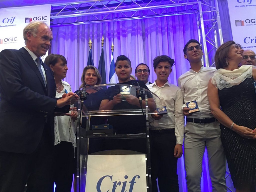 Martine Vassal, présidente du Conseil départemental 13, Dominique Tian, 1er adjoint au maire de Marseille, Caroline Pozmentier, vice-présidente de la région ont remis la Médaille de la Paix 2016 à trois joueurs de football marseillais multiconfessionnels Eliav, Roupen et Lokmen, qui ont participé au voyage en Israël dans le cadre de  Martine Vassal, présidente du Conseil départemental 13, Dominique Tian, 1er adjoint au maire de Marseille, Caroline Pozmentier, vice-présidente de la région ont remis la Médaille de la Paix 2016 à trois joueurs de football marseillais multiconfessionnels Eliav, Roupen et Lokmen, qui ont participé au voyage en Israël dans le cadre de