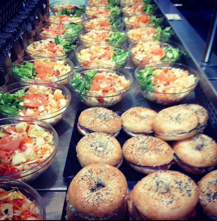 A table ! Bagels ou salades, salades ou bagels on choisit pas on prend les deux !  (Photo Nicolas/ le Café des thés)