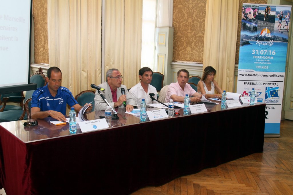 Laurent Courbon, directeur du triathlon, entouré de Richard Miron adjoint au sport de Marseille, Hervé Pellissier, Président de Sardines Triathlon, Maurice di Nocera vice-président du département 13, Nathalie Paoli de l'association Point Rose lors de la conférence de presse du Triathlon qui se tiendra ce samedi (Photo Robert Poulain)