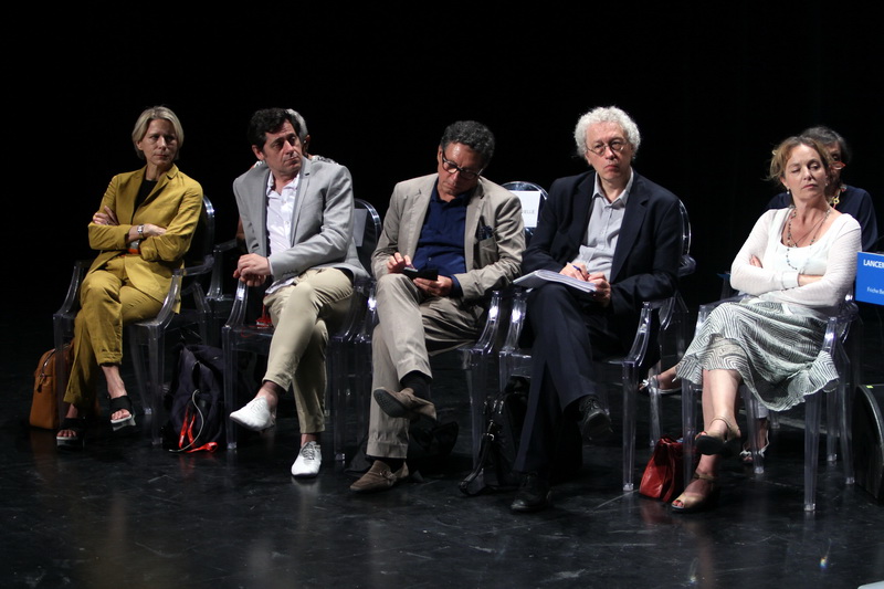 Sur la scène du grand plateau de la Friche Belle de Mai (de g à d) Macha Makeïeff, Olivier PY, Jean-Pierre Simon, Bernard Foccroulle, Irina Brook (Photo Robert Poulain)