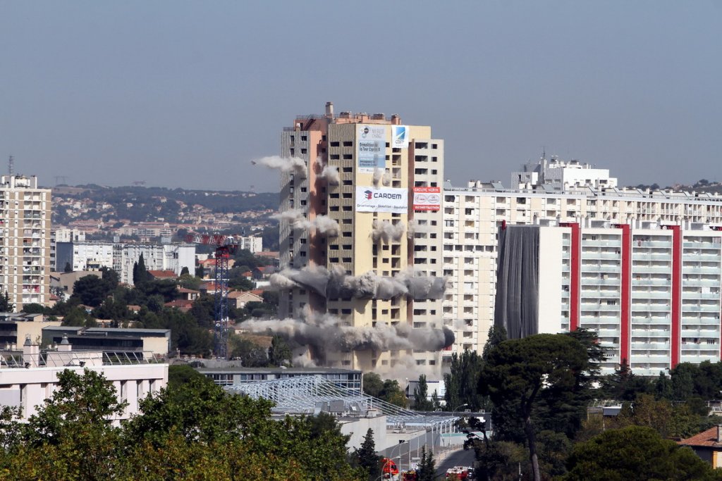 La technique du foudroyage par tir dirigé a été retenue pour procéder à la démolition de l’édifice. Des explosifs ont été  disposés sur trois étages intermédiaires qui ont fragilisé la structure au moment de l’explosion et ont provoqué ainsi son effondrement sur elle-même (Photo Robert Poulain)