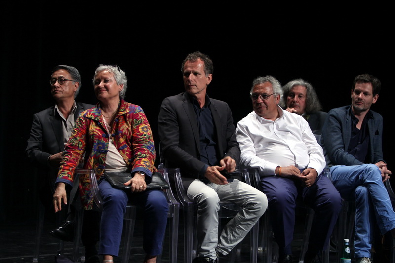Sur la scène du grand plateau de la Friche Belle de Mai (de g à d) Max tran-Ngoc, Olympia Alberti, Charles Berling, Dominique Bluzet André Gabriel et Sam Sam Stourdze