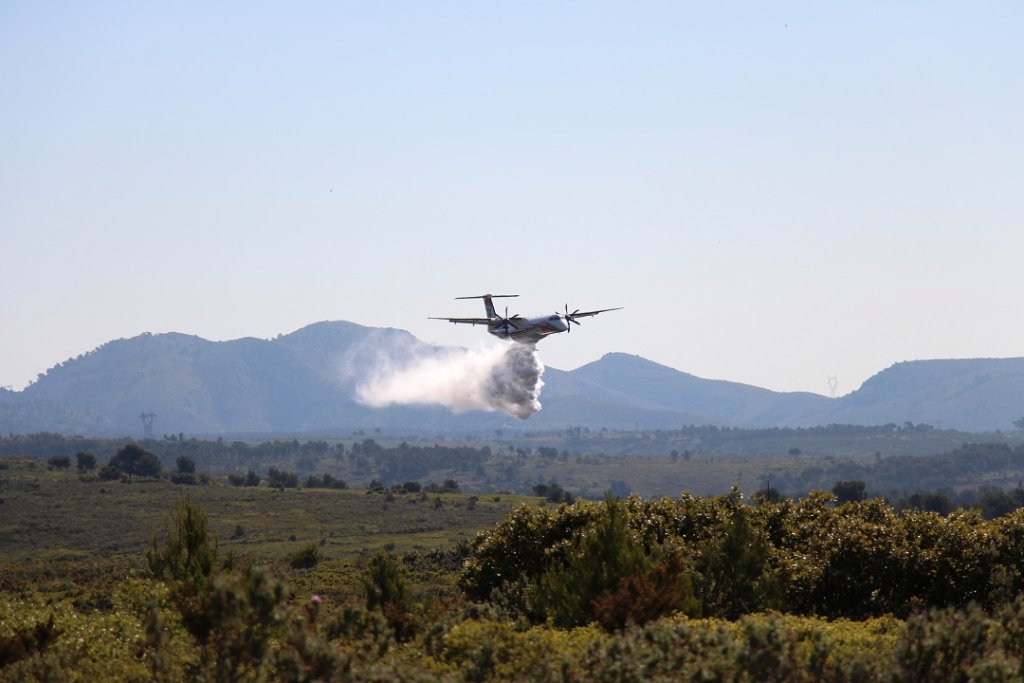Les avions bombardiers d’eau ont lutté pour limiter la propagation du feu (Photo Philippe Maillé)