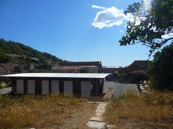 Vue du deuxième palier de l'usine désaffectée (Photo A.L.)
